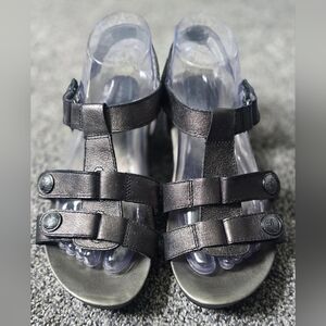Aravon Rockport Standon T Bar Metallic Size 8 Sandals CH0417 Adjustable